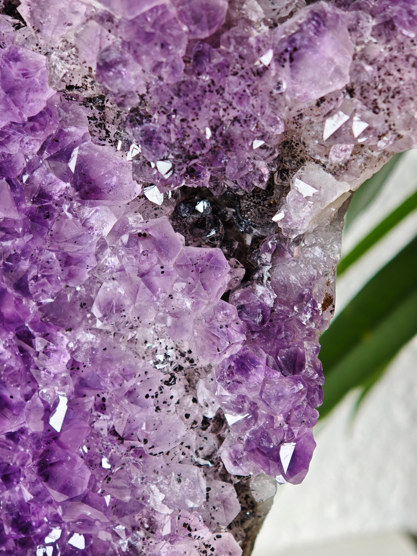 Amethyst mit Hämatit und Sugar Calcit auf Ständer