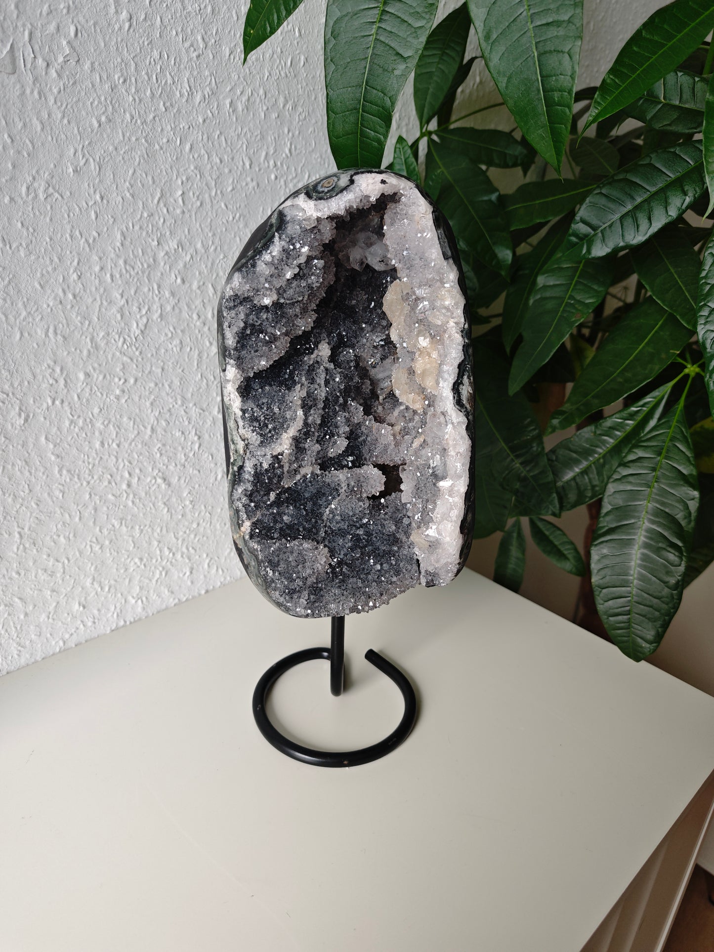 Grauer Amethyst mit Calcit auf Ständer