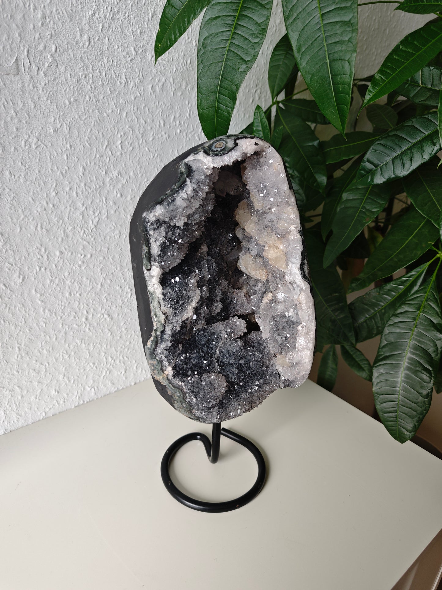 Grauer Amethyst mit Calcit auf Ständer