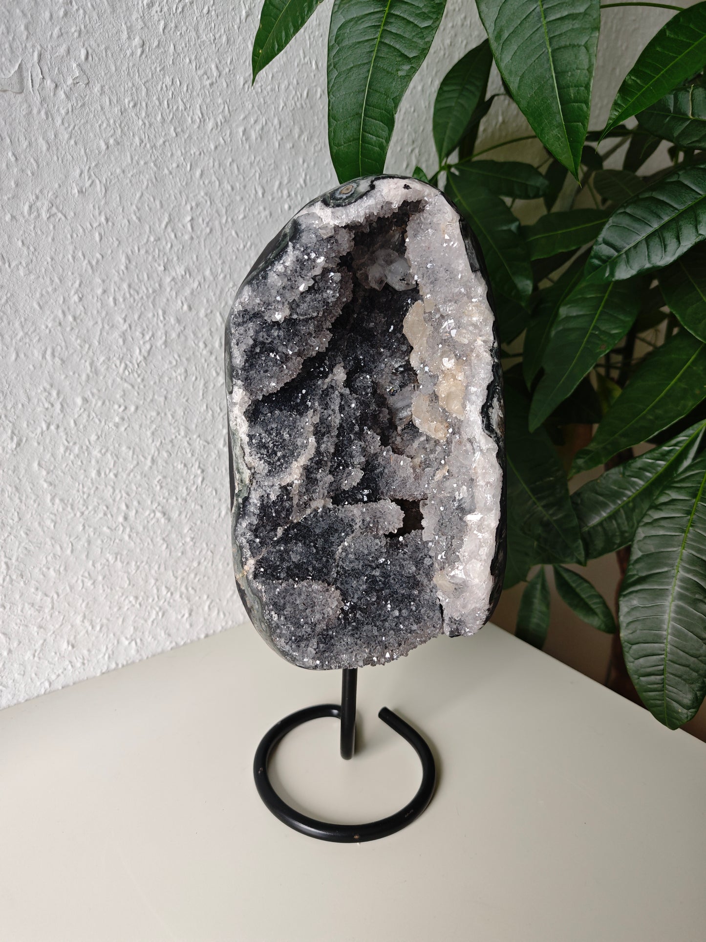 Grauer Amethyst mit Calcit auf Ständer