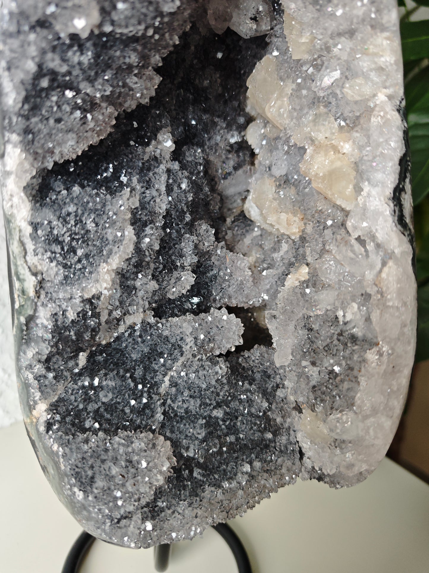 Grauer Amethyst mit Calcit auf Ständer