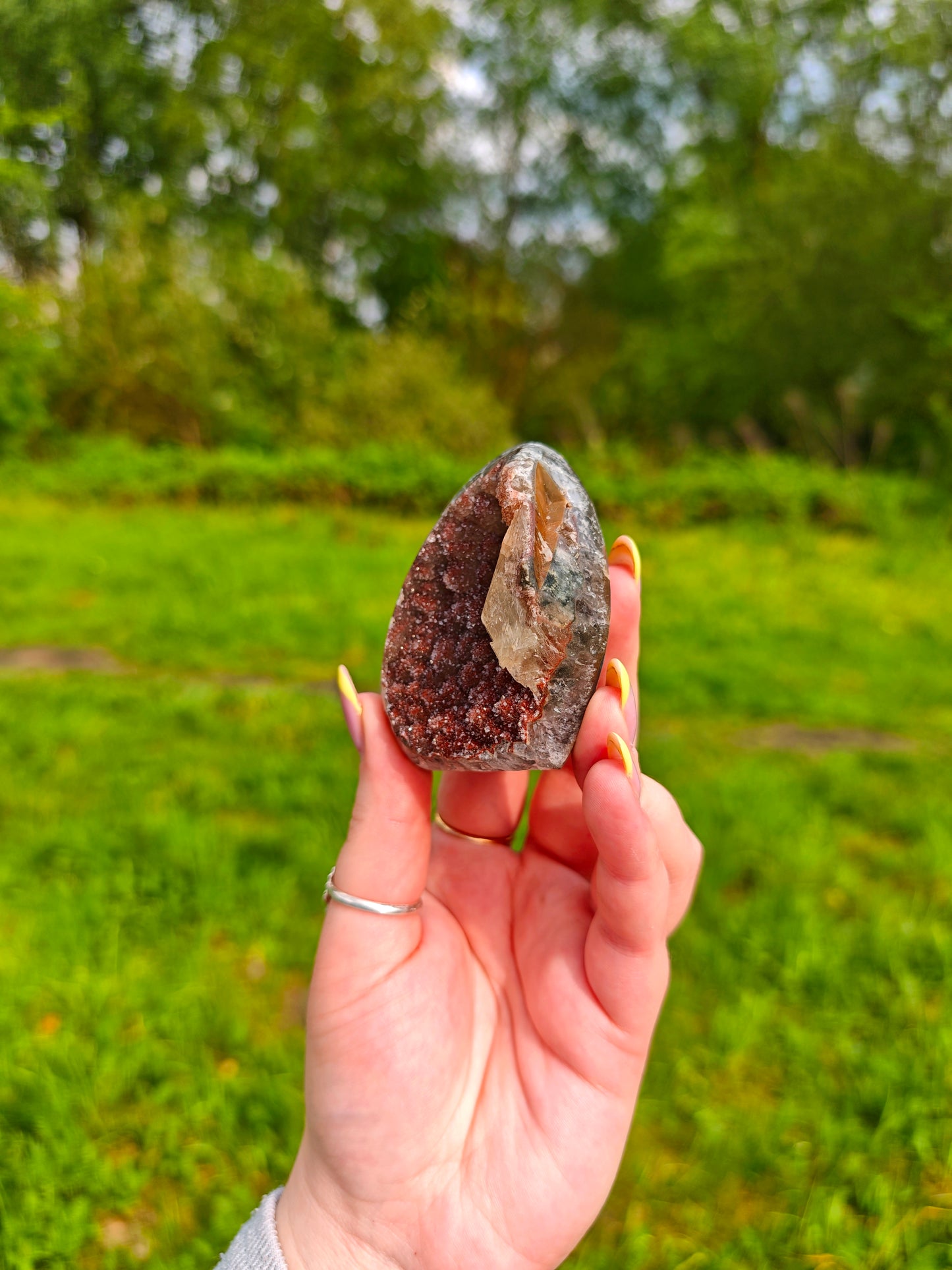 Rainbow Sugar Amethyst mit Calcit 50E