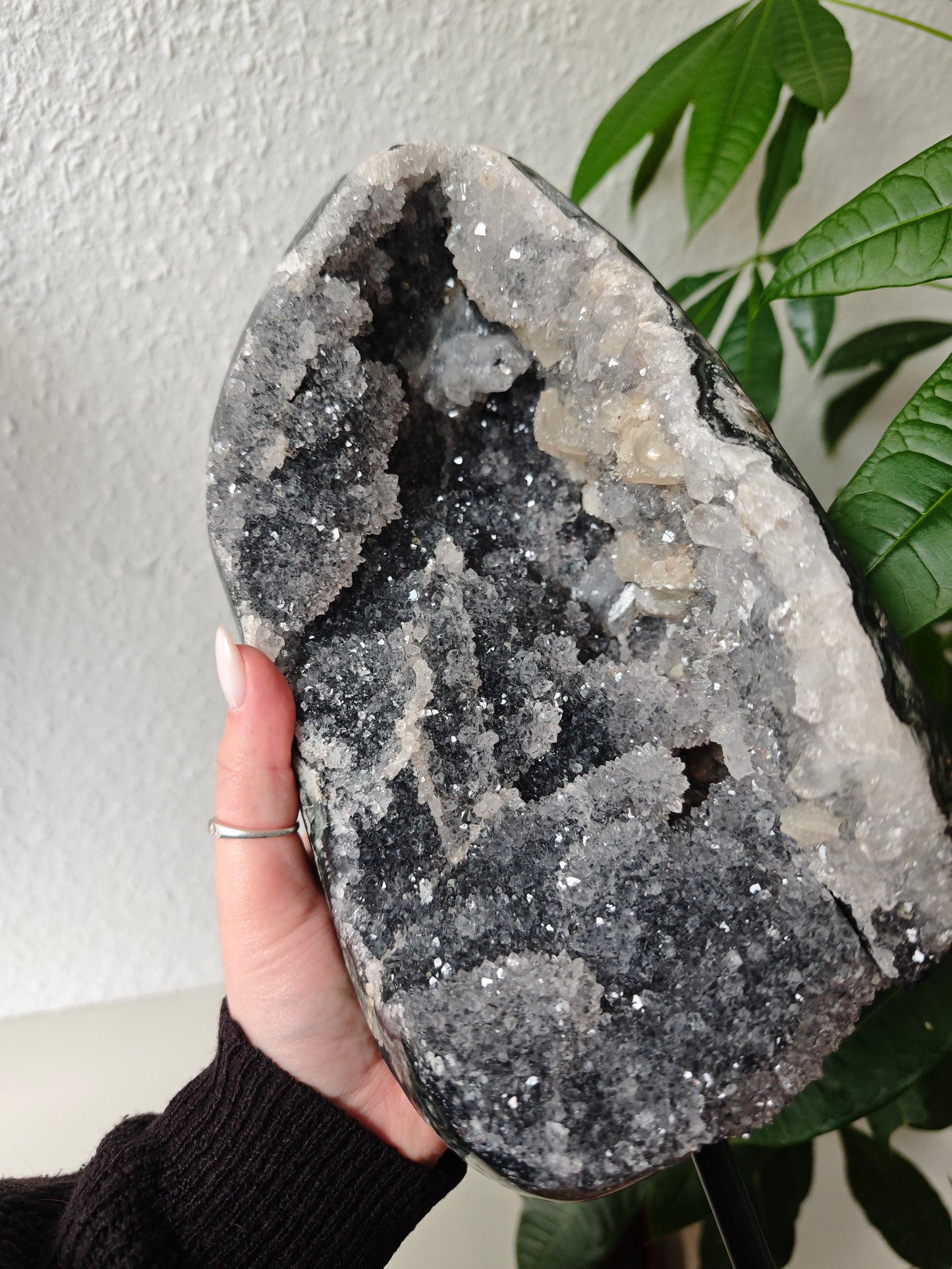 Grauer Amethyst mit Calcit auf Ständer