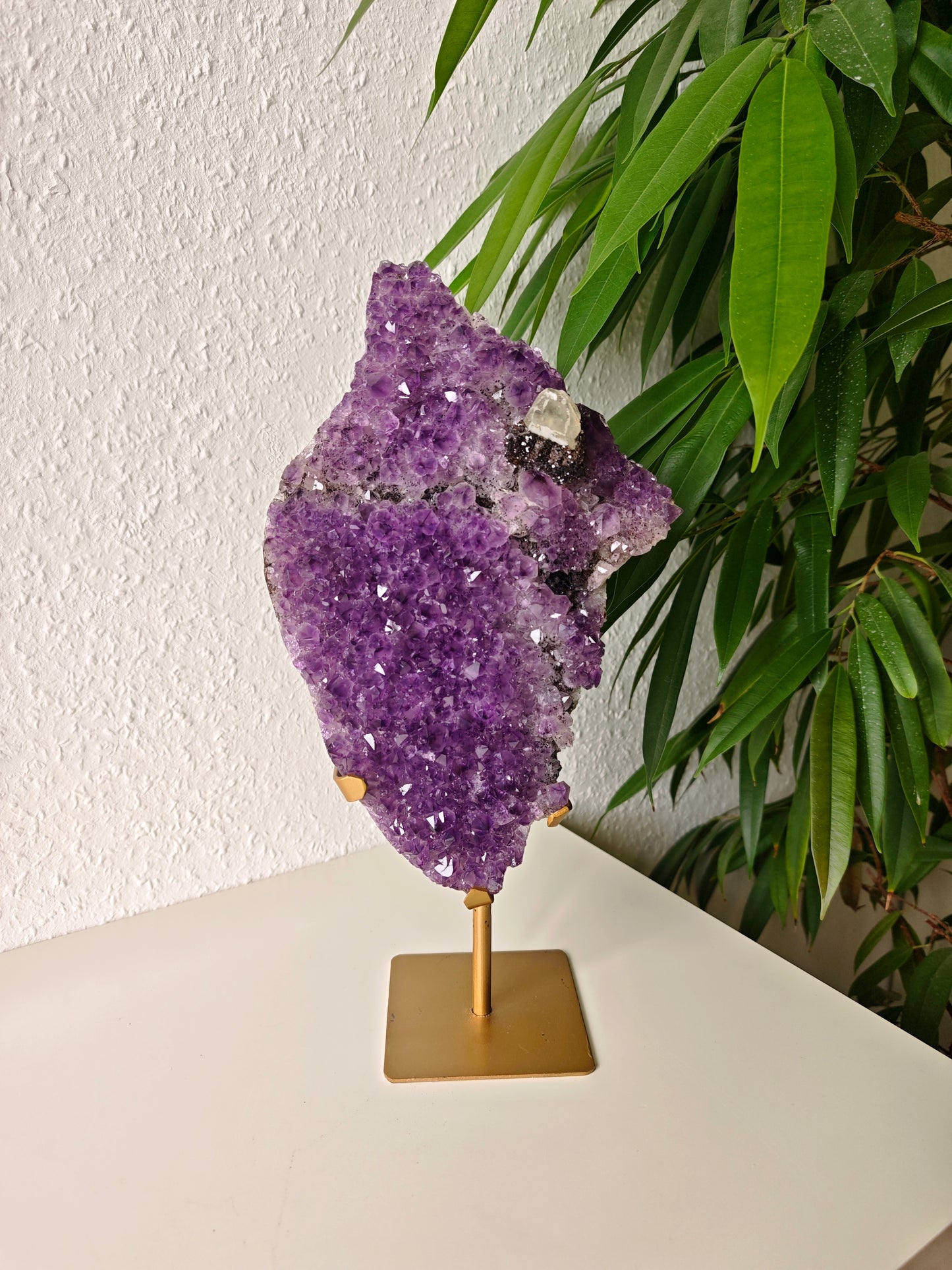 Amethyst mit Hämatit und Sugar Calcit auf Ständer