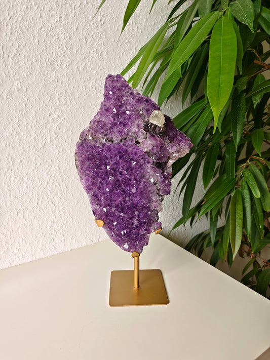 Amethyst mit Hämatit und Sugar Calcit auf Ständer
