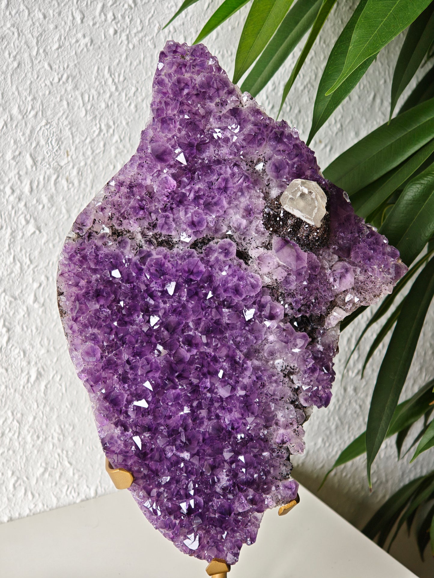 Amethyst mit Hämatit und Sugar Calcit auf Ständer